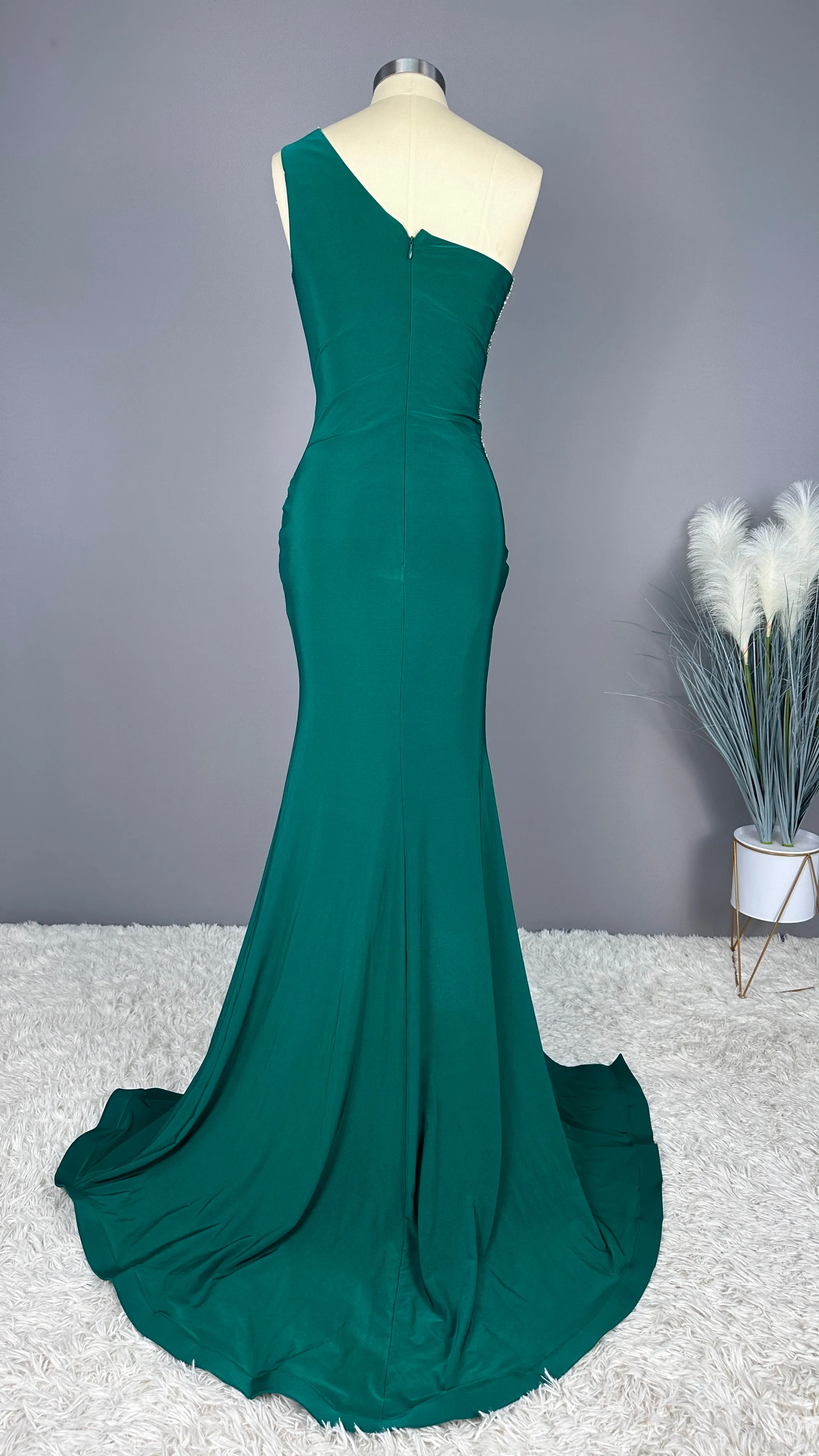 **Elegant Emerald Green One-Shoulder Sleeveless Long Prom Dress with Appliqué Embellishments**