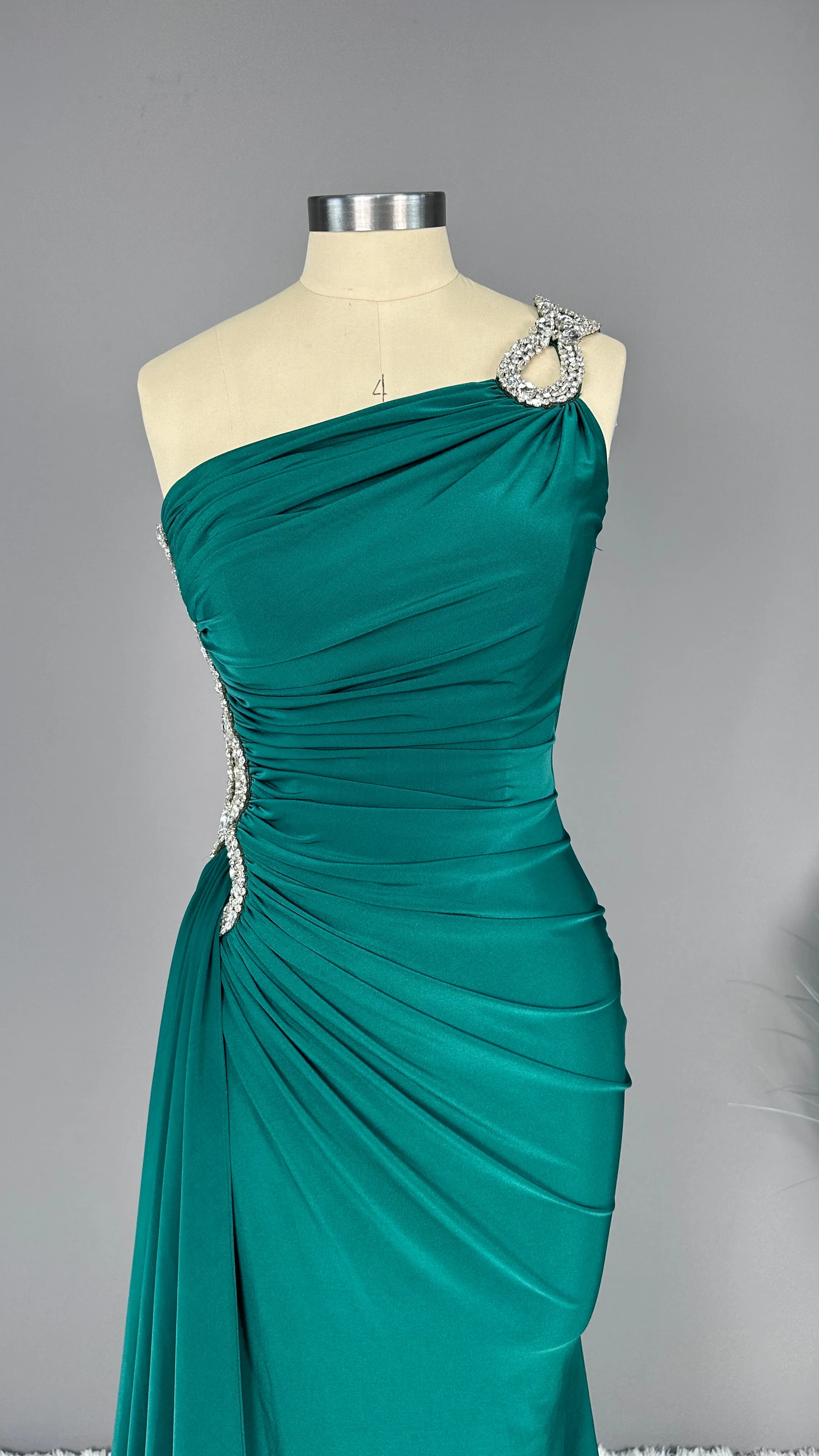 **Elegant Emerald Green One-Shoulder Sleeveless Long Prom Dress with Appliqué Embellishments**