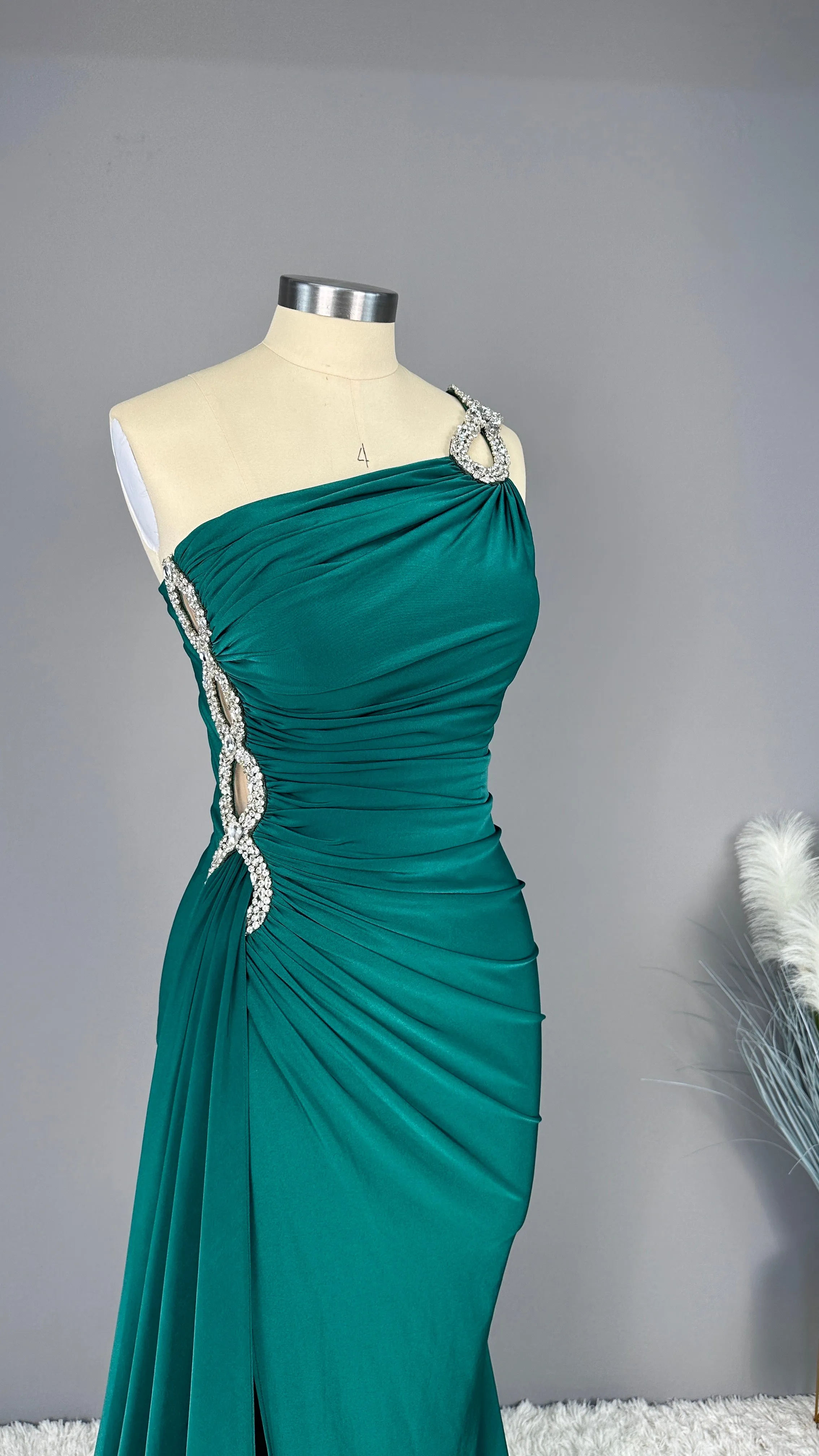 **Elegant Emerald Green One-Shoulder Sleeveless Long Prom Dress with Appliqué Embellishments**