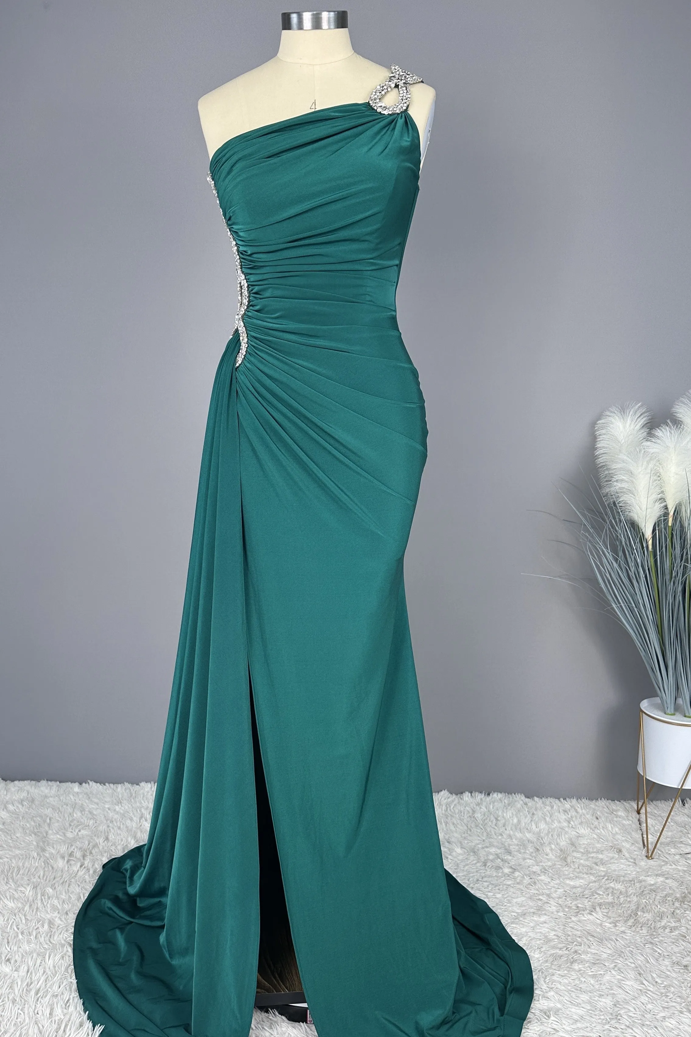 **Elegant Emerald Green One-Shoulder Sleeveless Long Prom Dress with Appliqué Embellishments**