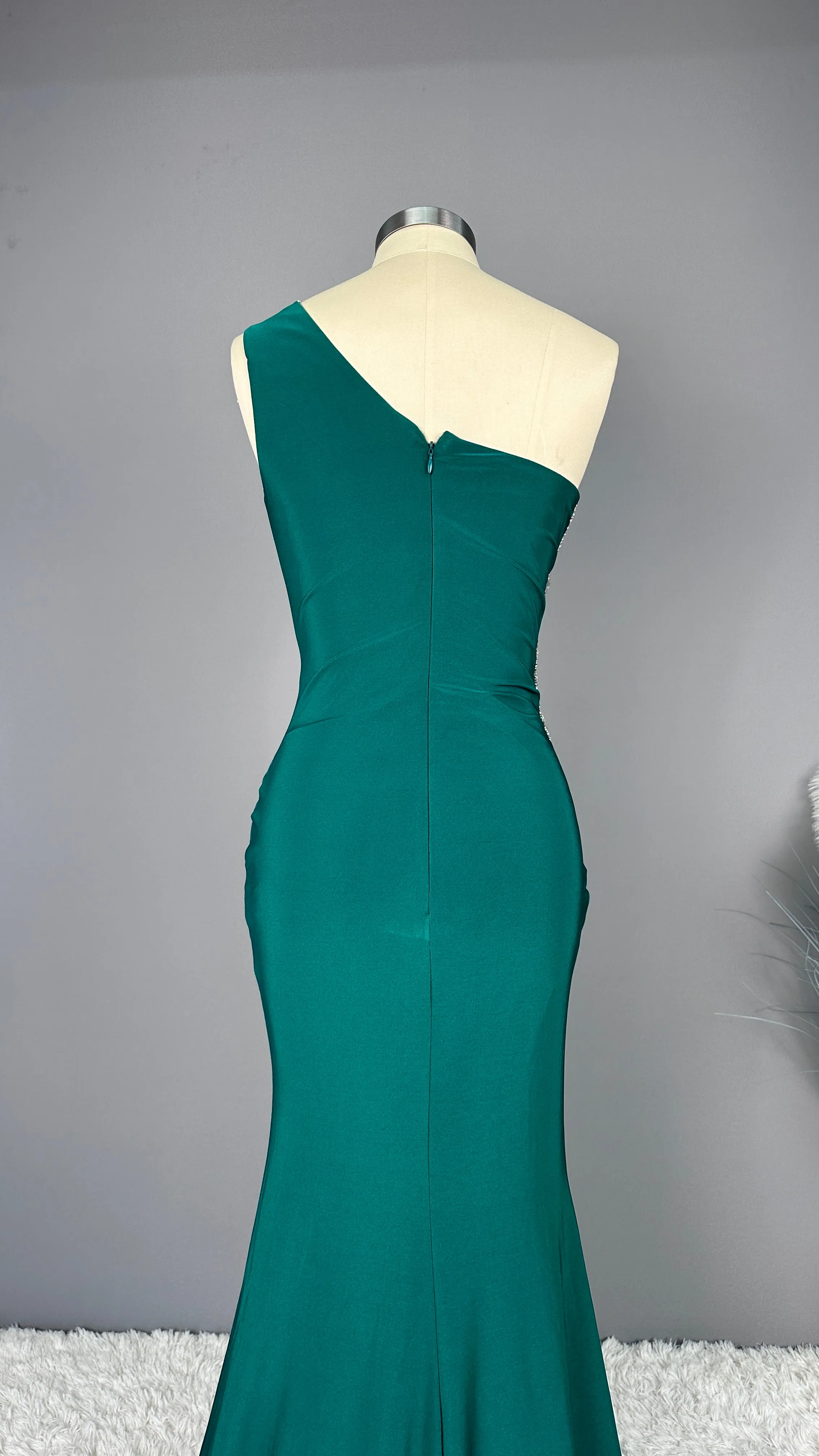 **Elegant Emerald Green One-Shoulder Sleeveless Long Prom Dress with Appliqué Embellishments**