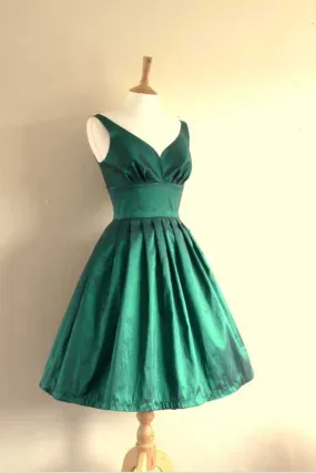 Elegant Green A-Line V-Neck Sleeveless Short Prom Dress with Stunning V-Back Design